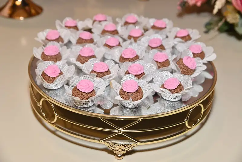 Brigadeiro Floral — ao leite com pasta americana e flores na paleta do evento