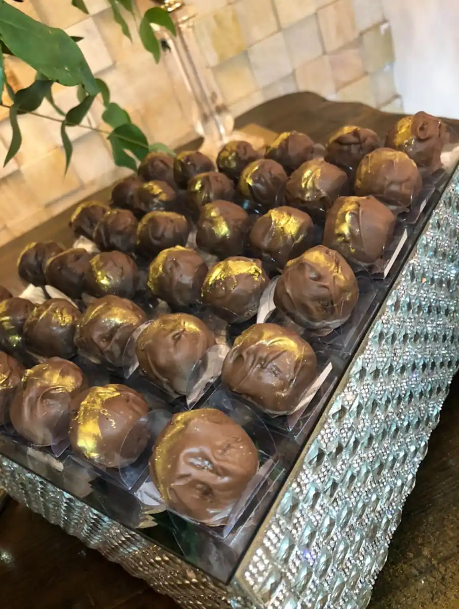 Bombom Finíssimo — tâmara, nozes e doce de leite