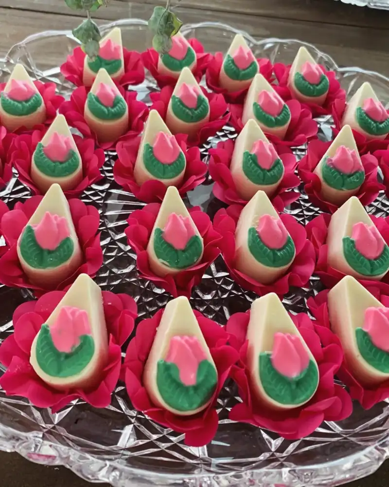 Petit de tulipa — chocolate branco e mirtilo