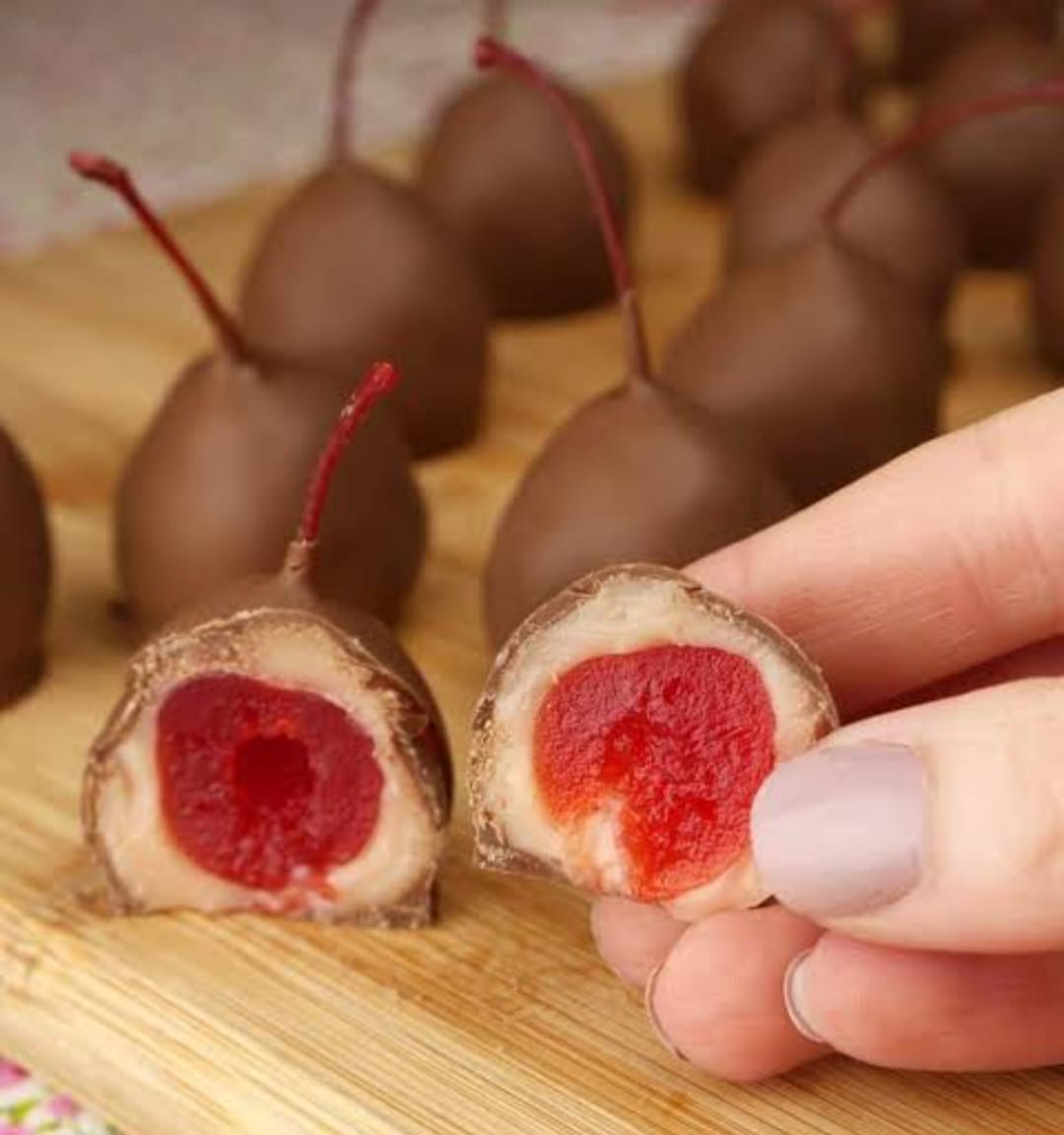 Bombom de cereja — brigadeiro branco e chocolate ao leite