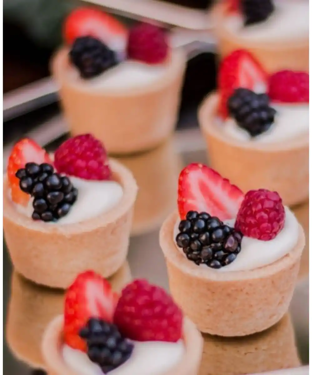 Mini tartalete de frutas vermelhas com mirtilo, morango e amora